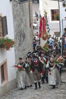 Einmarsch der Villanderer Kompanie auf der Dorfgasse